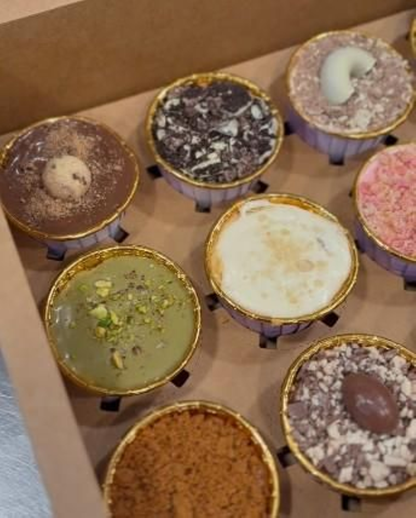 Caja con doce mini cheesecakes de Tartarachín, en Algeciras.