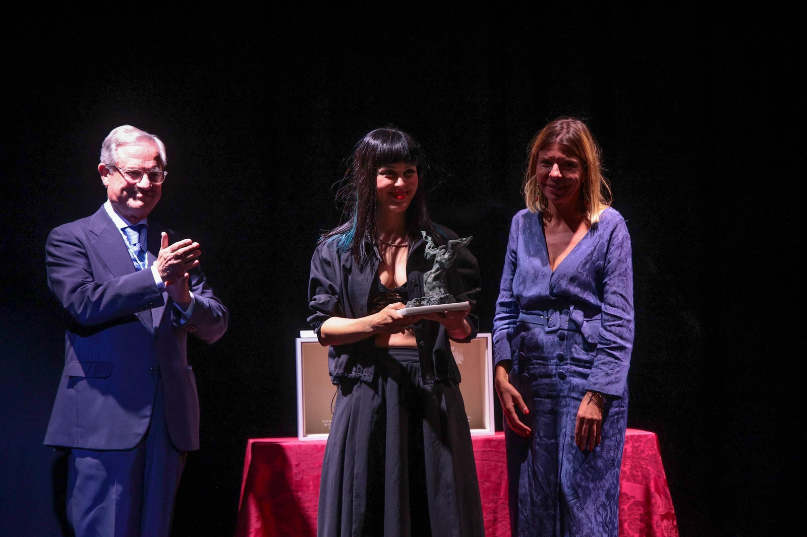 Entrega del reconocimiento a Ana Barriga.