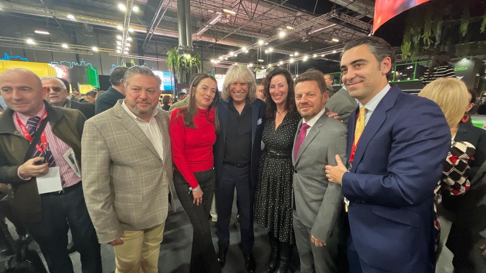 Un enamorado de Almería, José Mercé, saludando a las autoridades en Fitur