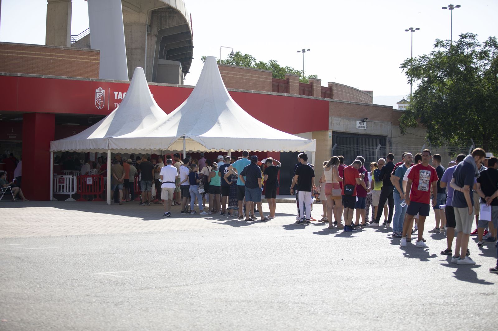 Colas en verano para abonarse al Granada CF.