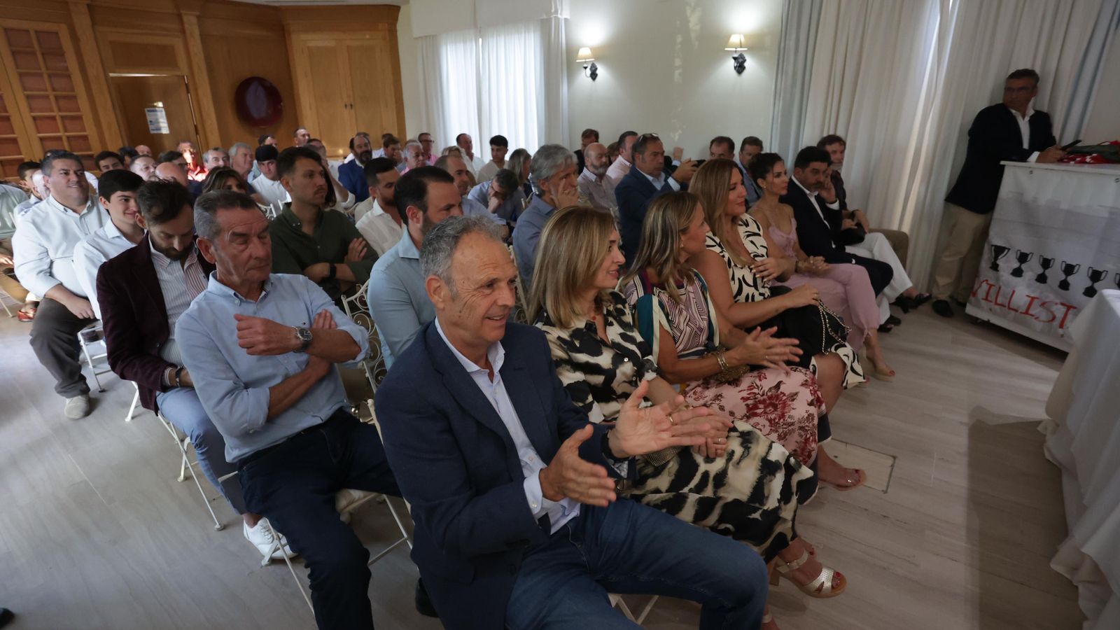 El técnico Joaquín Caparrós, entre lo0s asistentes al acto. El técnico Joaquín Caparrós, entre lo0s asistentes al acto.