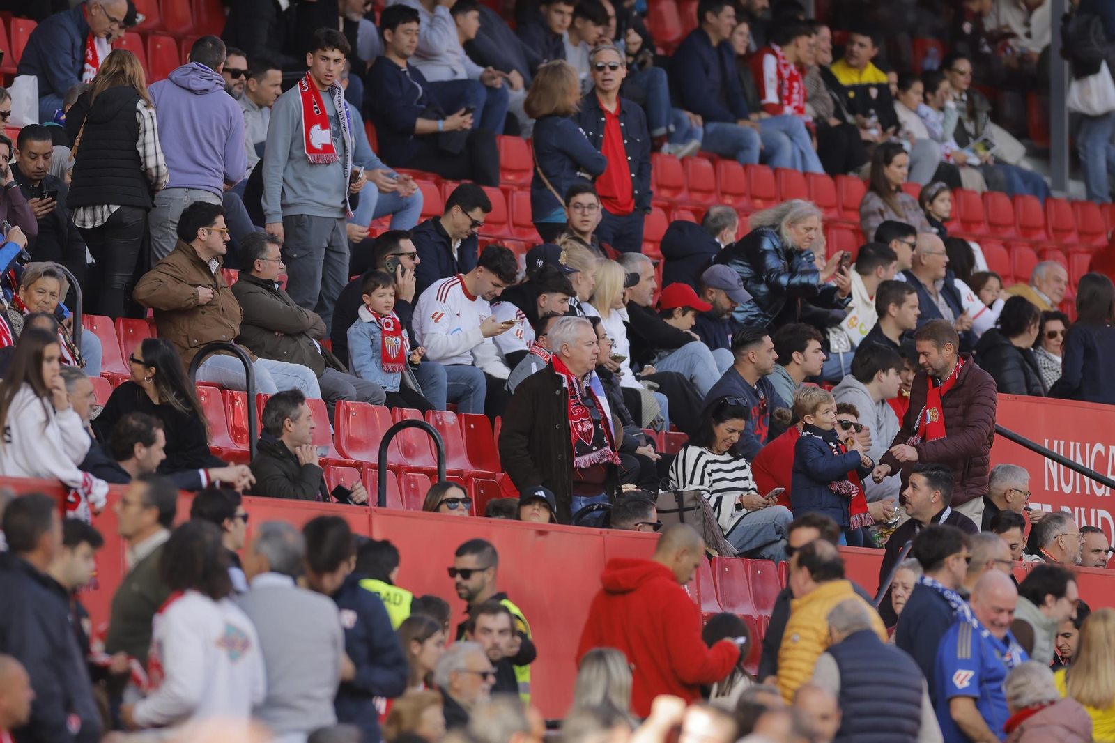 Búscate en las fotos del Sevilla - Oviedo