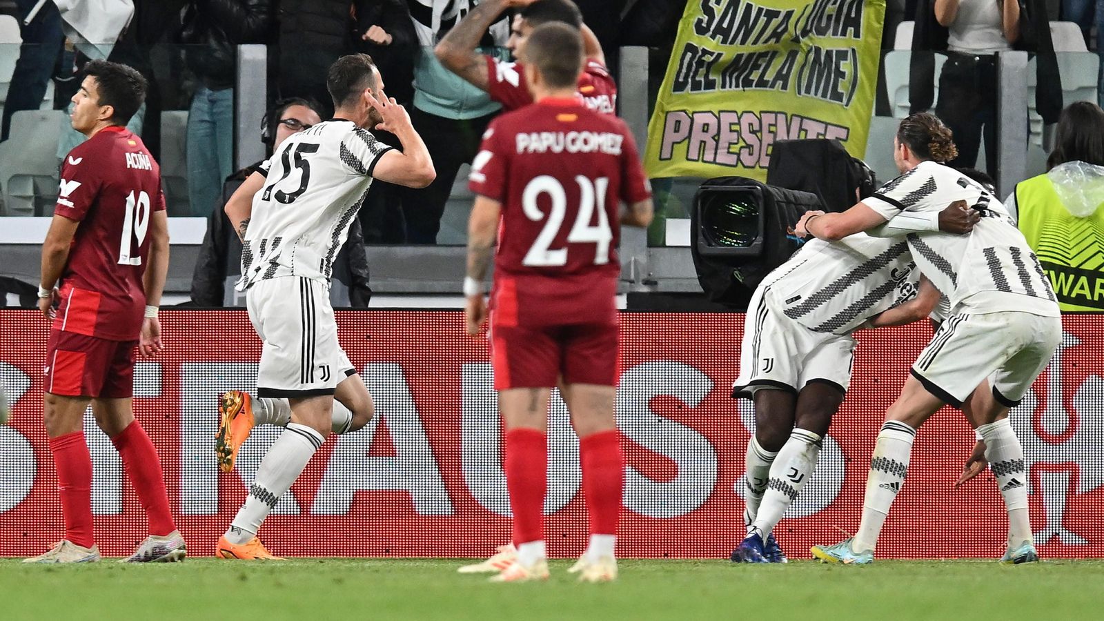 Papu Gómez observa el gol del empate de la Juventus.