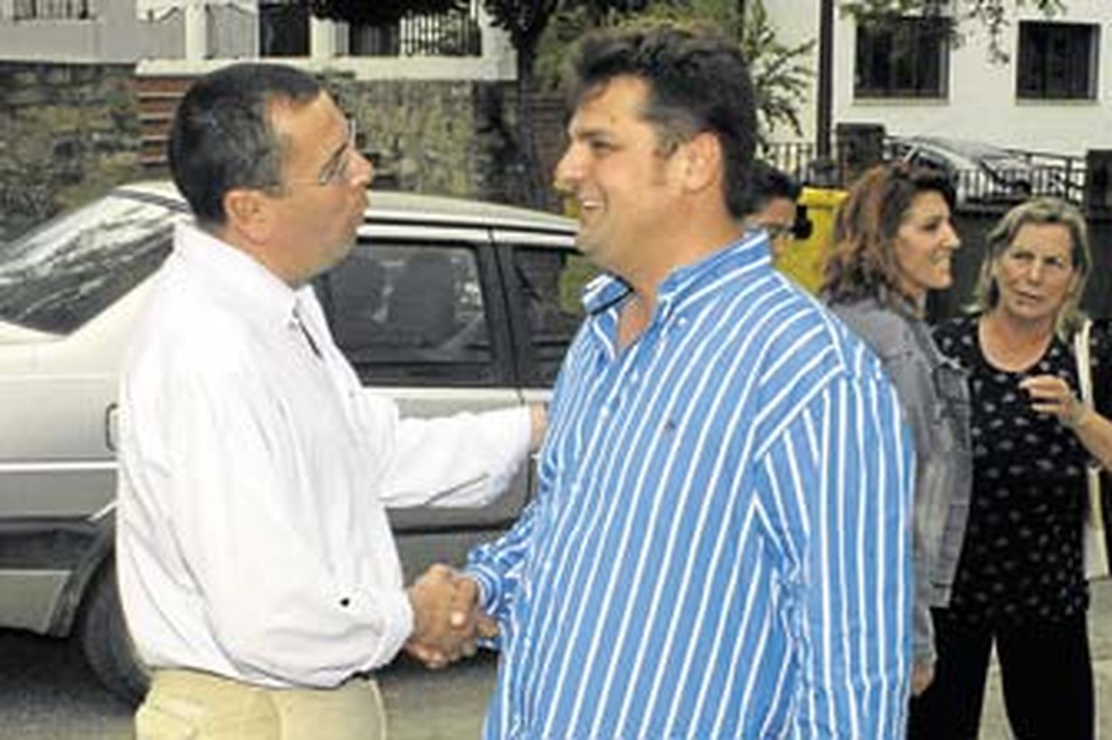 El alcalde de Olvera, a la derecha, recibiendo, en 2007, la enhorabuena por su triunfo en las urnas. /Ramón Aguilar