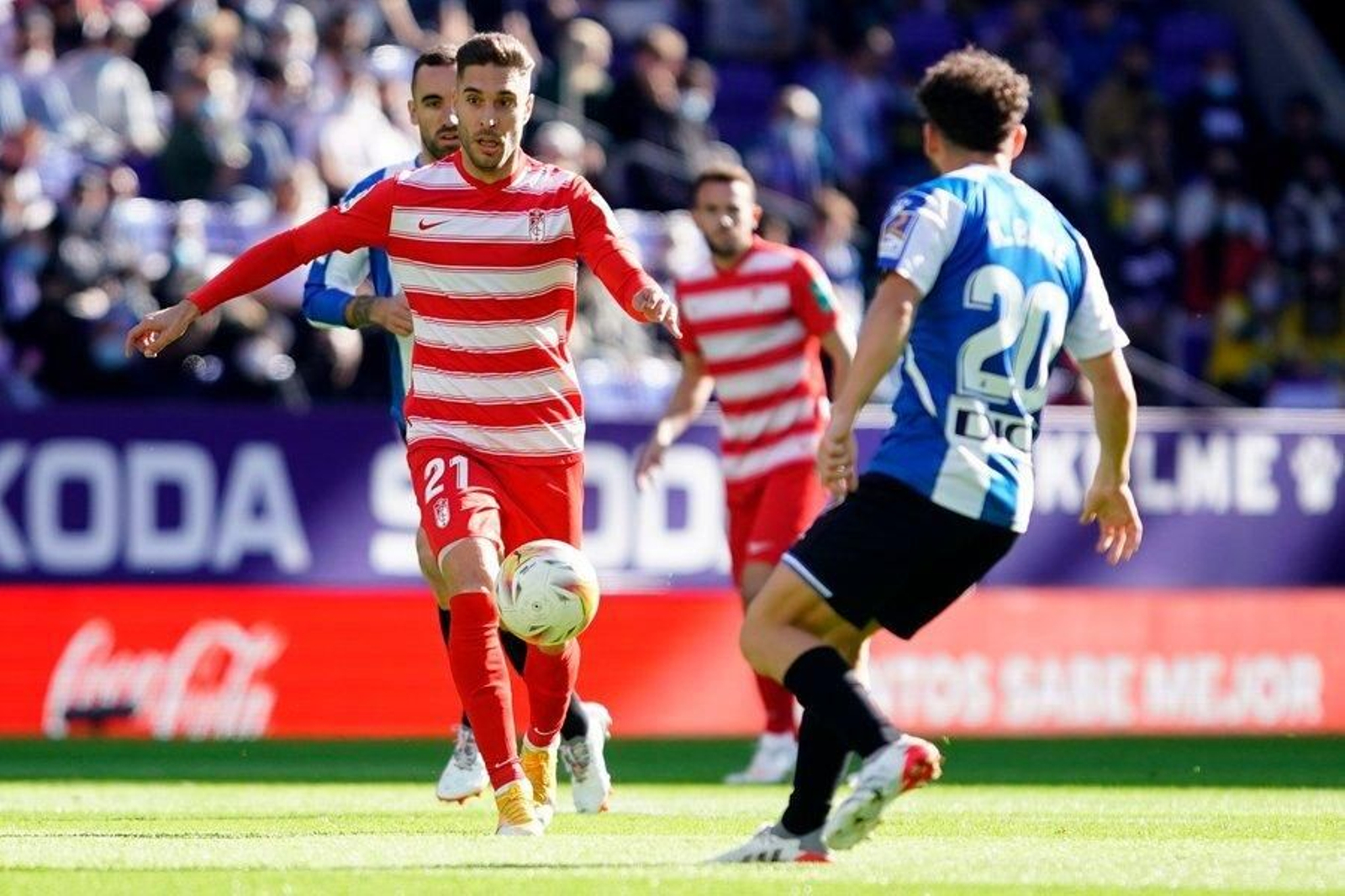 Rochina levanta la cabeza con el balón controlado ante Bare.
