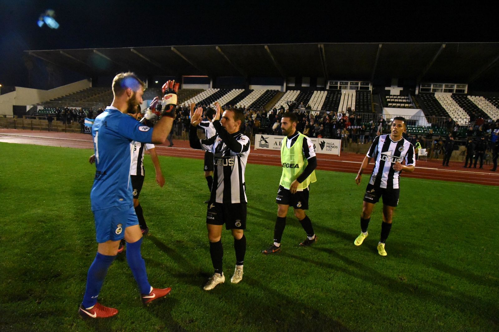 Javi Montoya y Juampe se felicitan tras el triunfo sobre el Recre