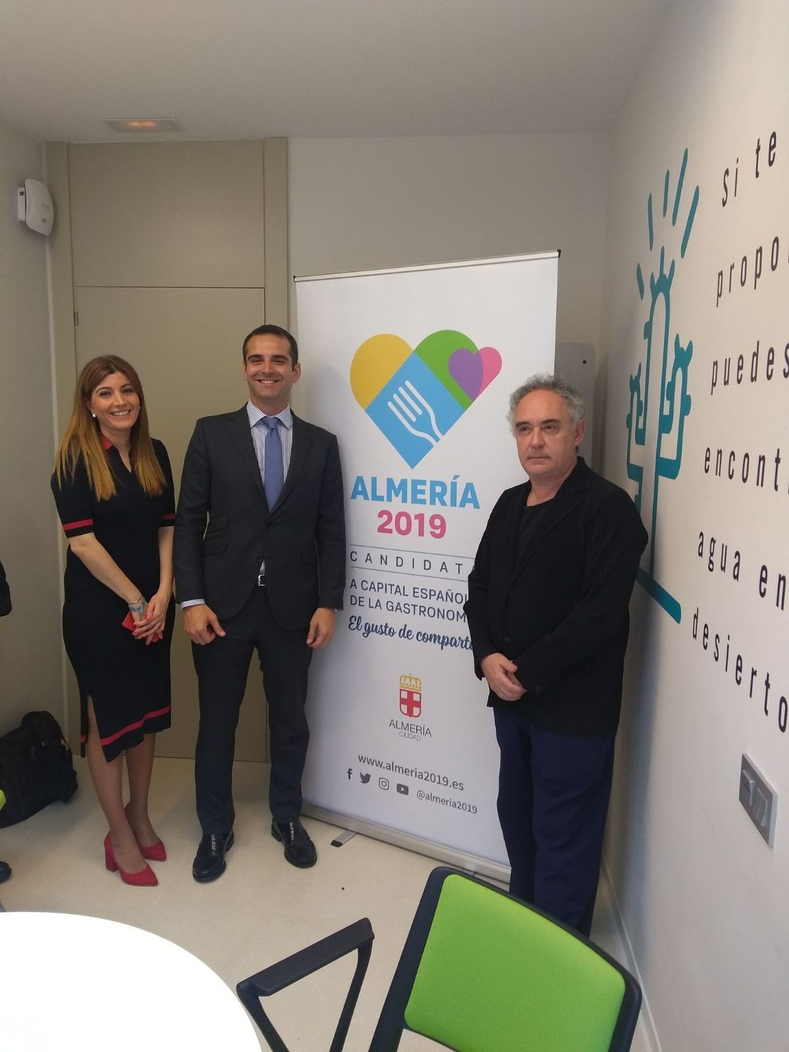 El alcalde de Almería y el reconocido chef junto al emblema de la candidatura.