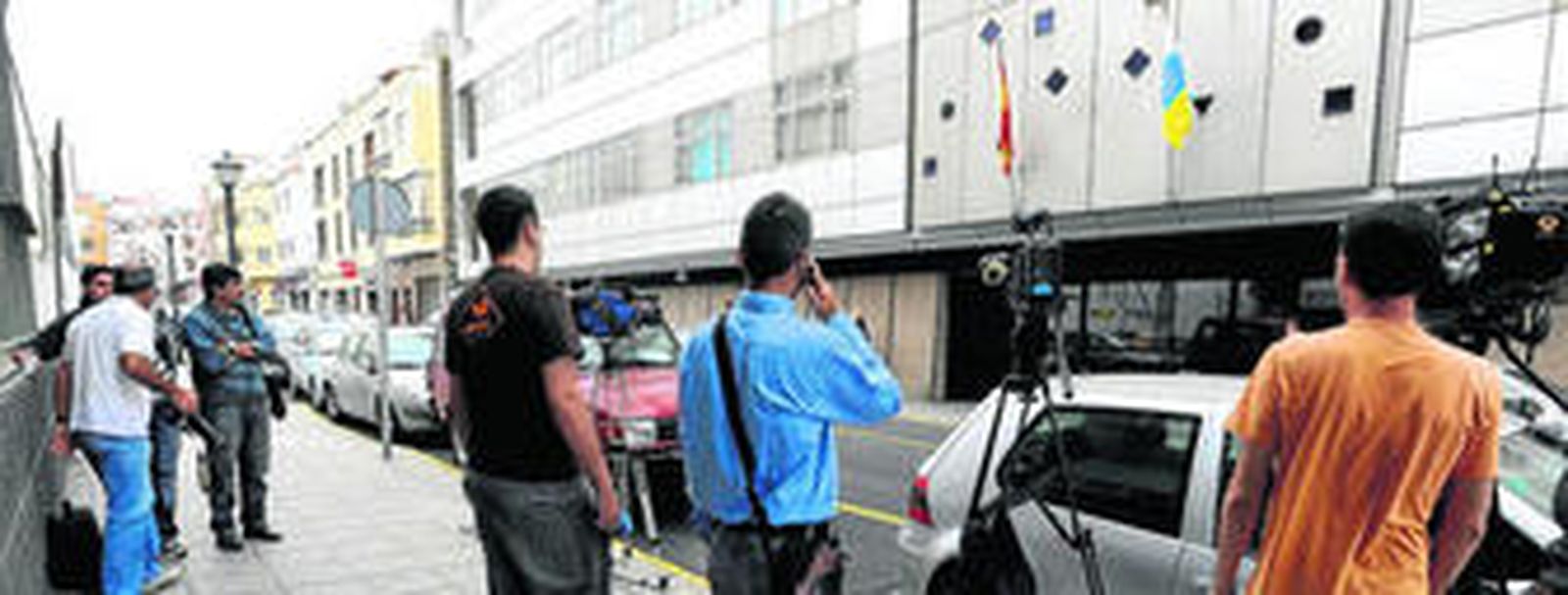 Un grupo de periodistas espera ante el juzgado canario, en julio de 2010, cuando fue detenido Iván Ramírez.