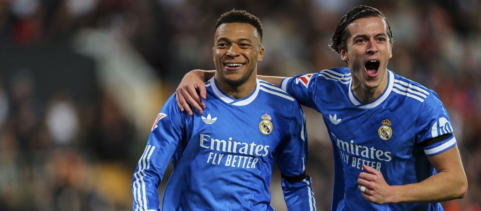 Mbappé y Carreras, los dos goleadores madridistas, festejan el tanto del francés.