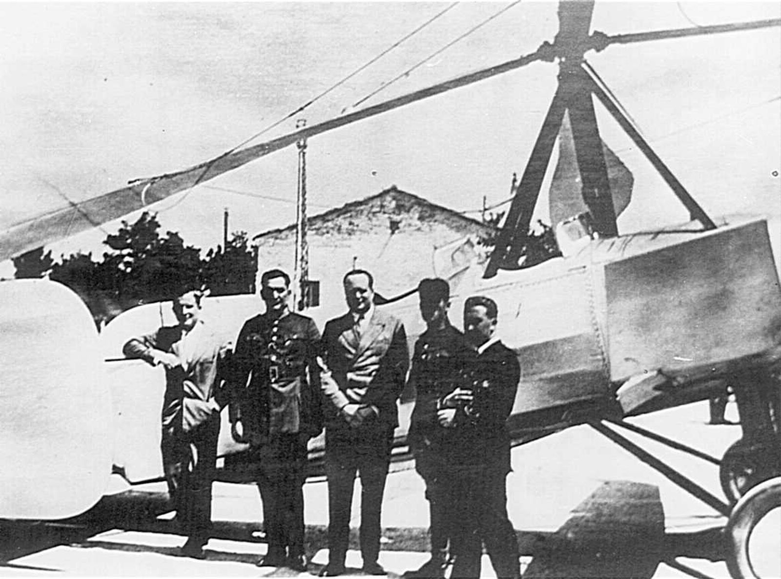 Juan  de  la  Cierva , en el  centro, ante el  autogiro ideado por él