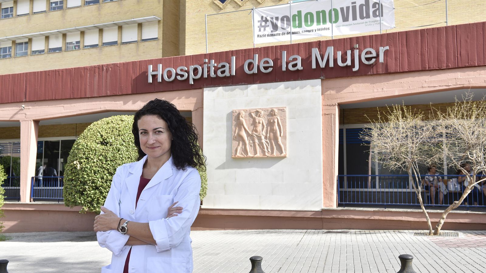 La entrevista ante la entrada del Hospital de la Mujer