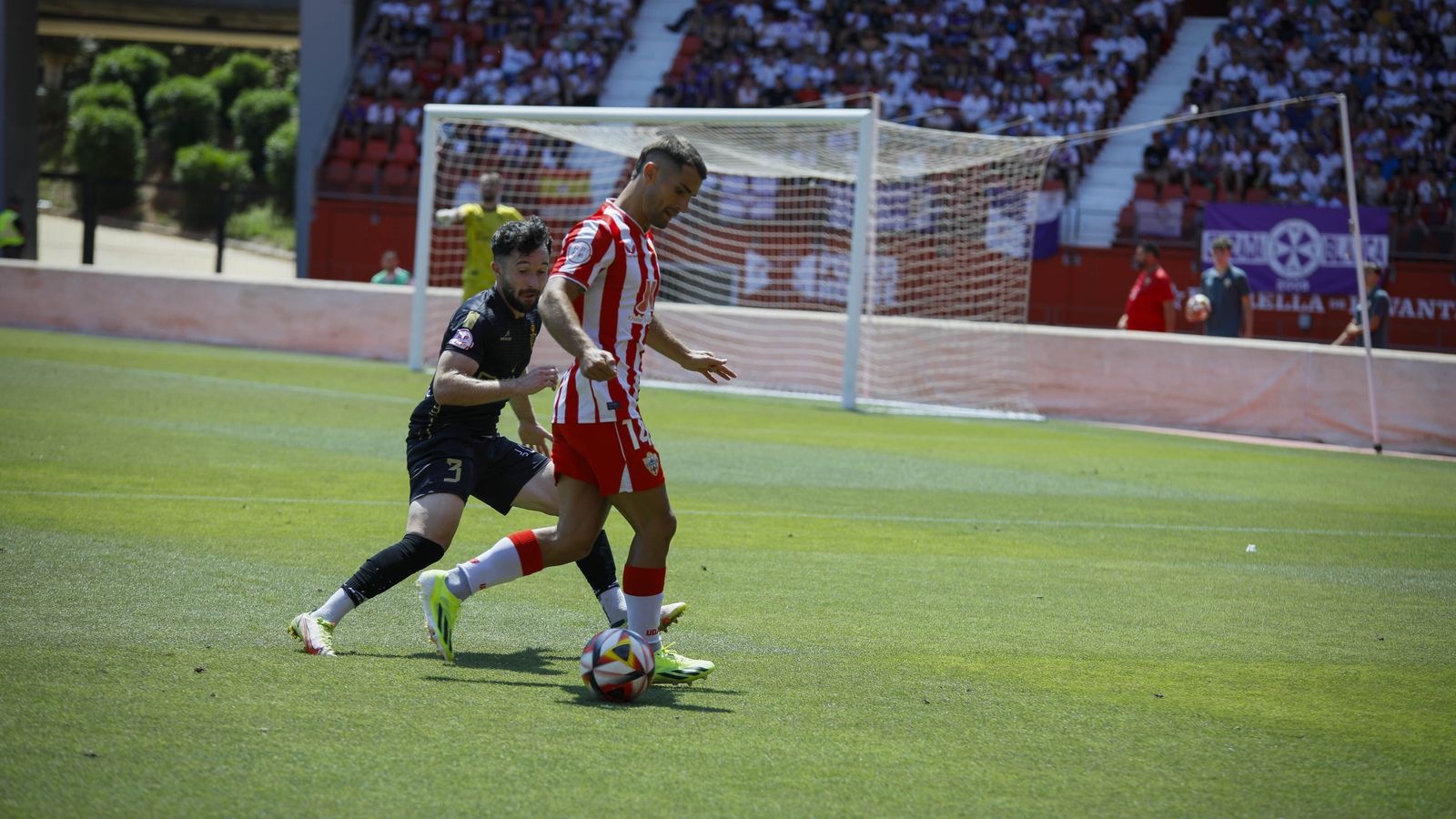 Luis Lara se marcha en carrera por la banda ante la oposición de Urtzi Iriondo.