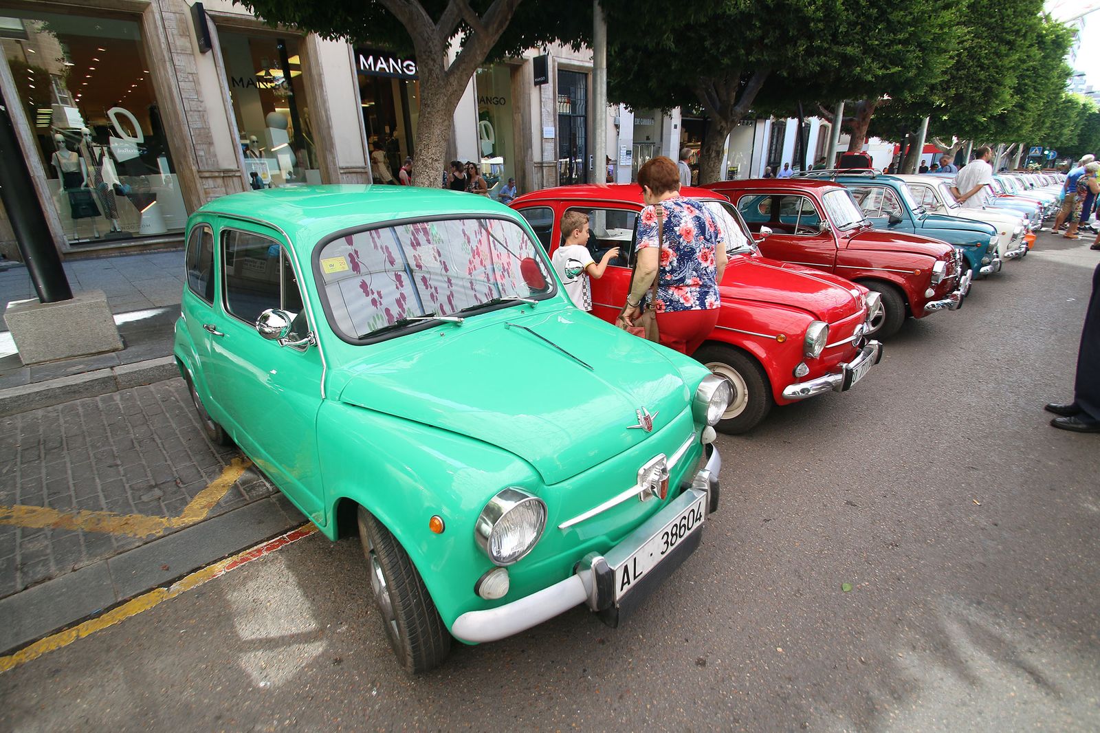 Fotogalería Exhibición Seat 600. Feria Almería 2019