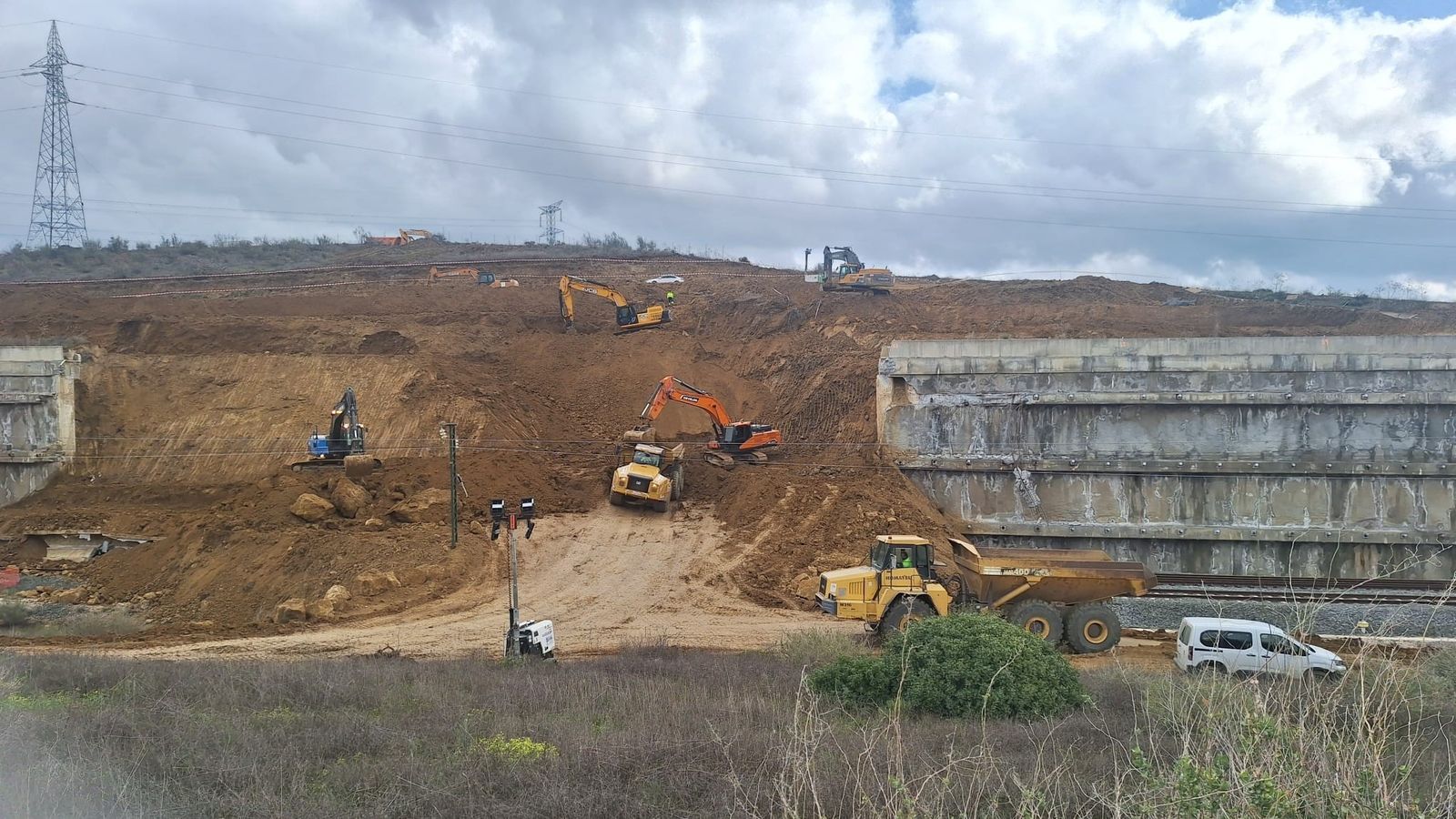 Las vías del AVE siguen cubiertas un mes después de la caída del talud.