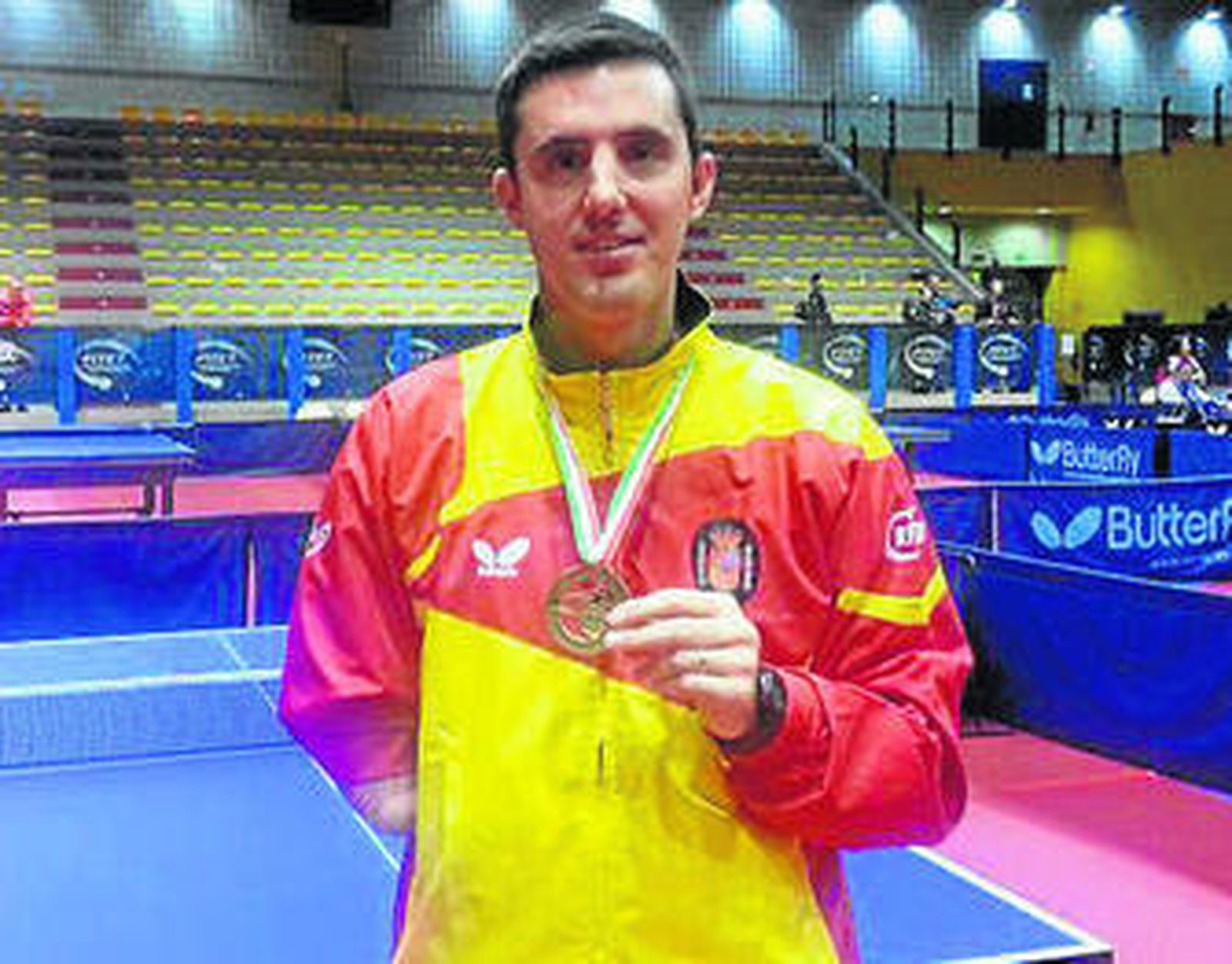 José Manuel Ruiz muestra la presea conquistada en tierras italianas.