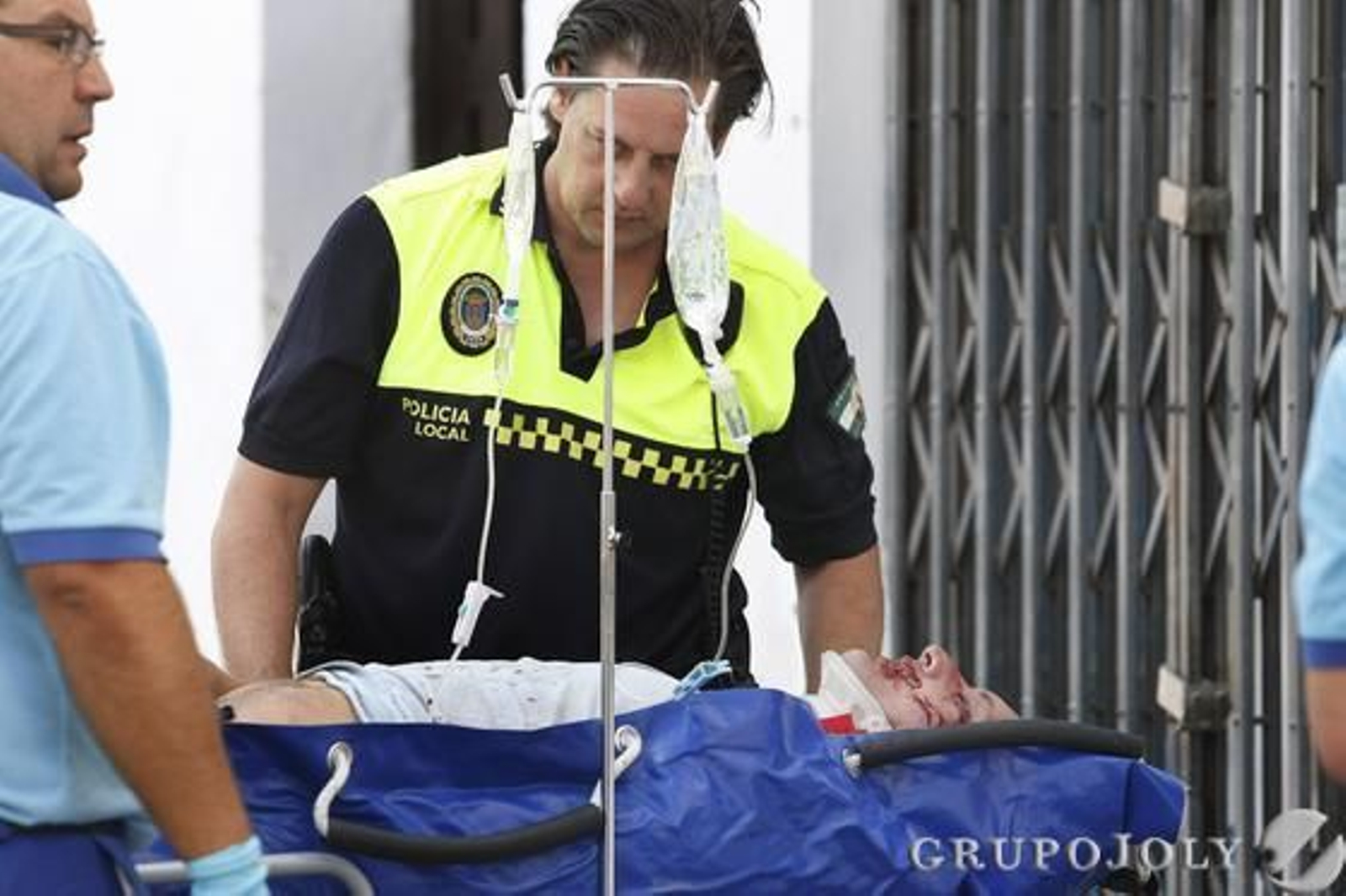El piloto, que intentó aterrizar, acabó a pocos metros de la Iglesia Prioral Portuense. Heridos el piloto y los dos pasajeros, que tomaban imágenes turísticas de la ciudad./Fotos:Fito Carreto

Foto: Fito Carreto