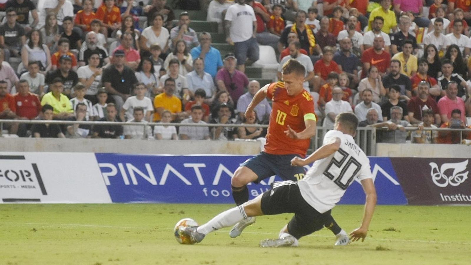 Dani Olmo intenta superar a un defensor alemán.