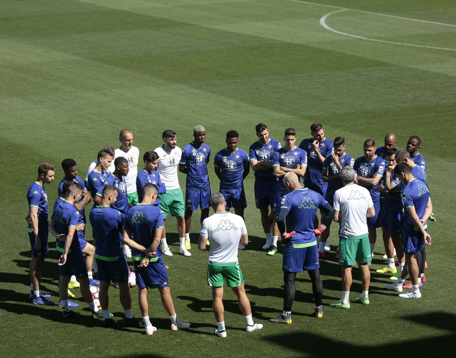 Quique Setién durante la charla con el equipo antes del entrenamiento.