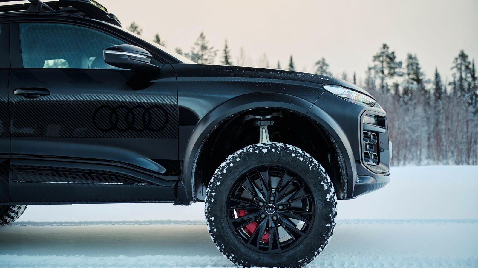 Los ejes pórtico elegidos para el Q6 e-tron offroad concept desalinean los ejes respecto al centro de la rueda y permiten aumentar la altura libre, en este caso, hasta 16 cm.