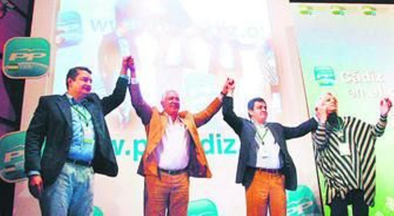 José Loaiza (segundo por la derecha), arropado por Antonio Sanz, Javier Arenas y Teófila Martínez tras su reelección como presidente provincial del PP.