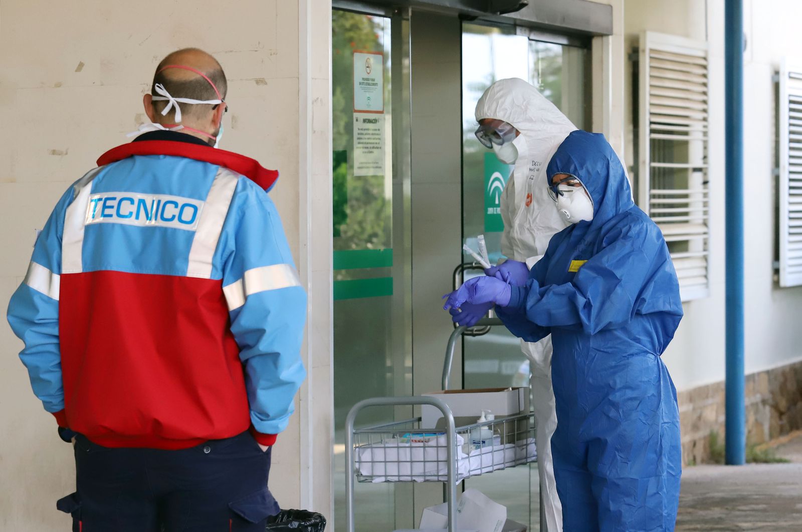 Imágenes de la realización de test de coronavirus en urgencias