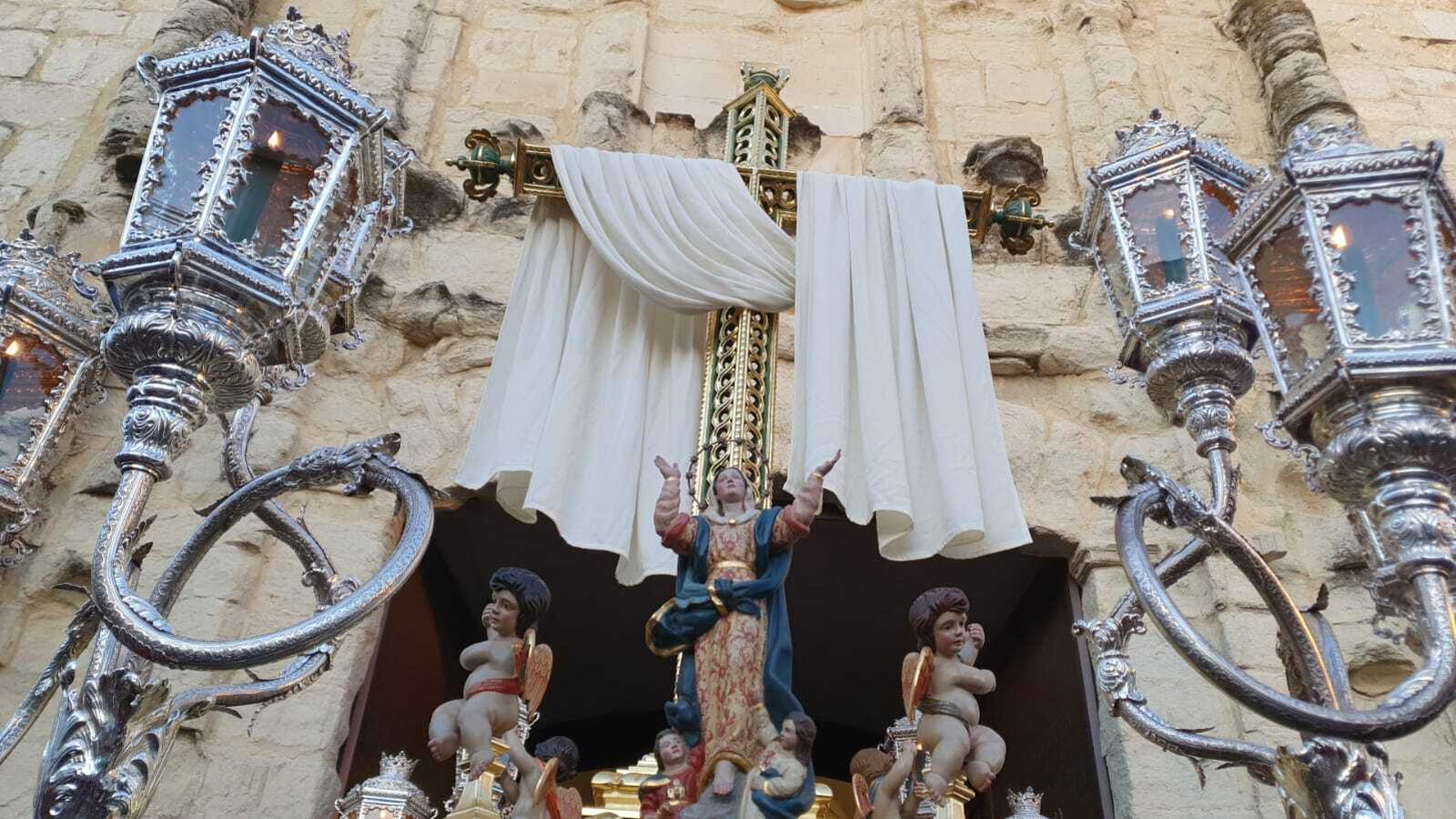 Jueves Santo en Castro del Río: La procesión de la Santa Vera Cruz, en imágenes
