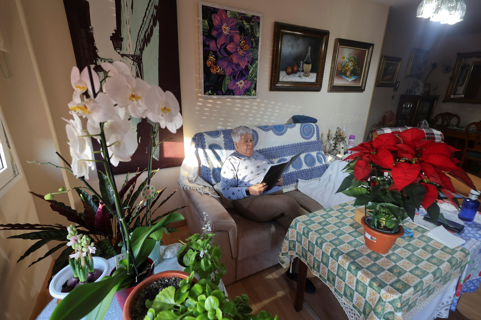 Carmen, una mujer mayor que realiza el día a día de su vida doméstica en soledad.