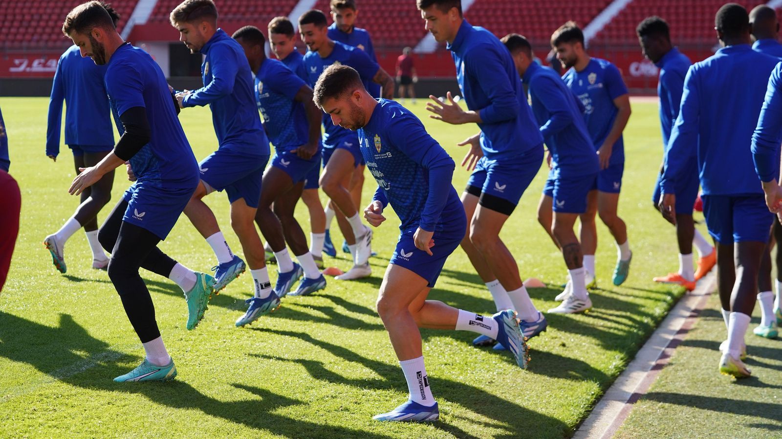 El plantel indálico haciendo ejercicios en el entrenamiento de este viernes
