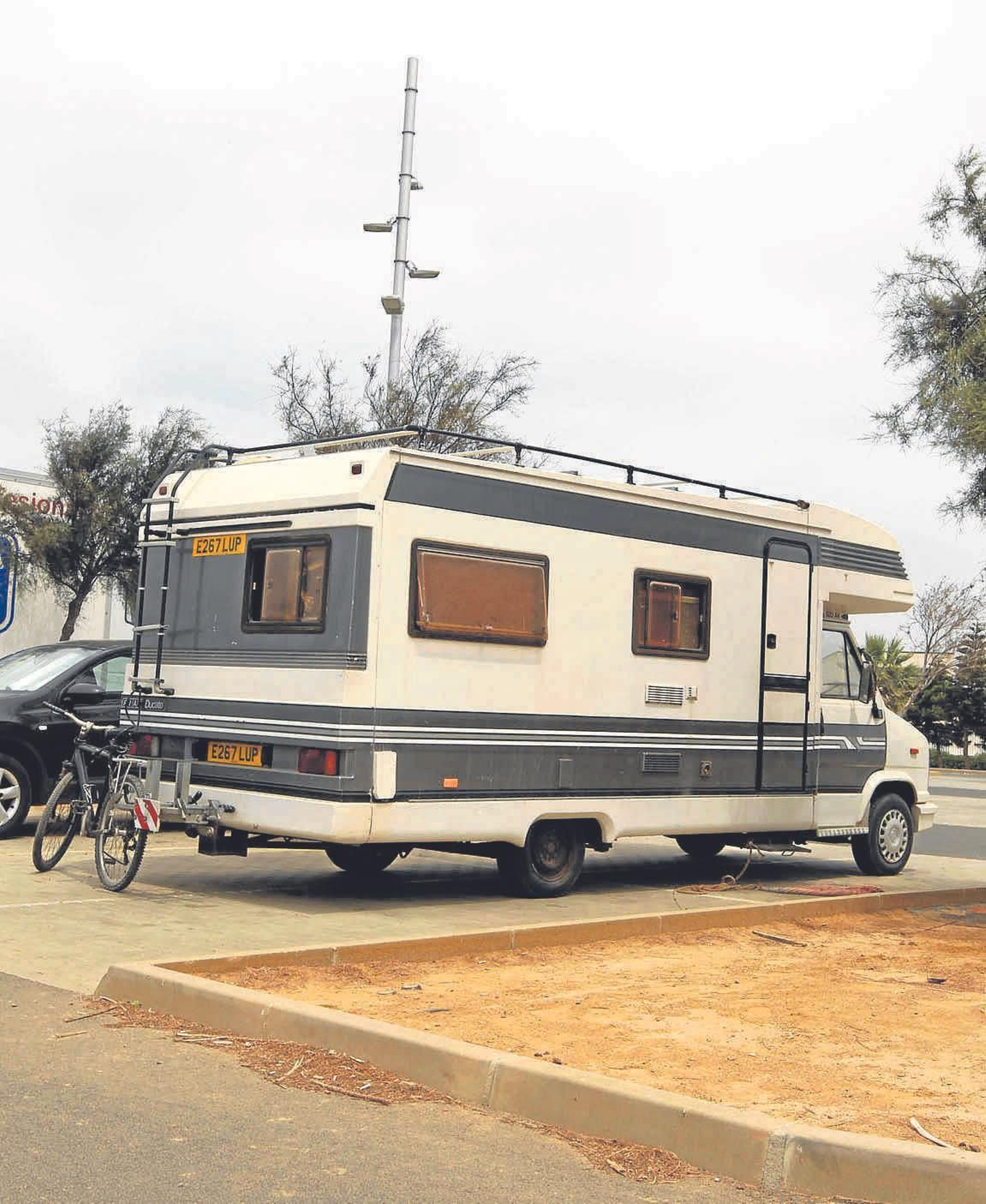 Una de las autocaravanas estacionadas en el Paseo de Ribera, situado en la desembocadura del Andarax.