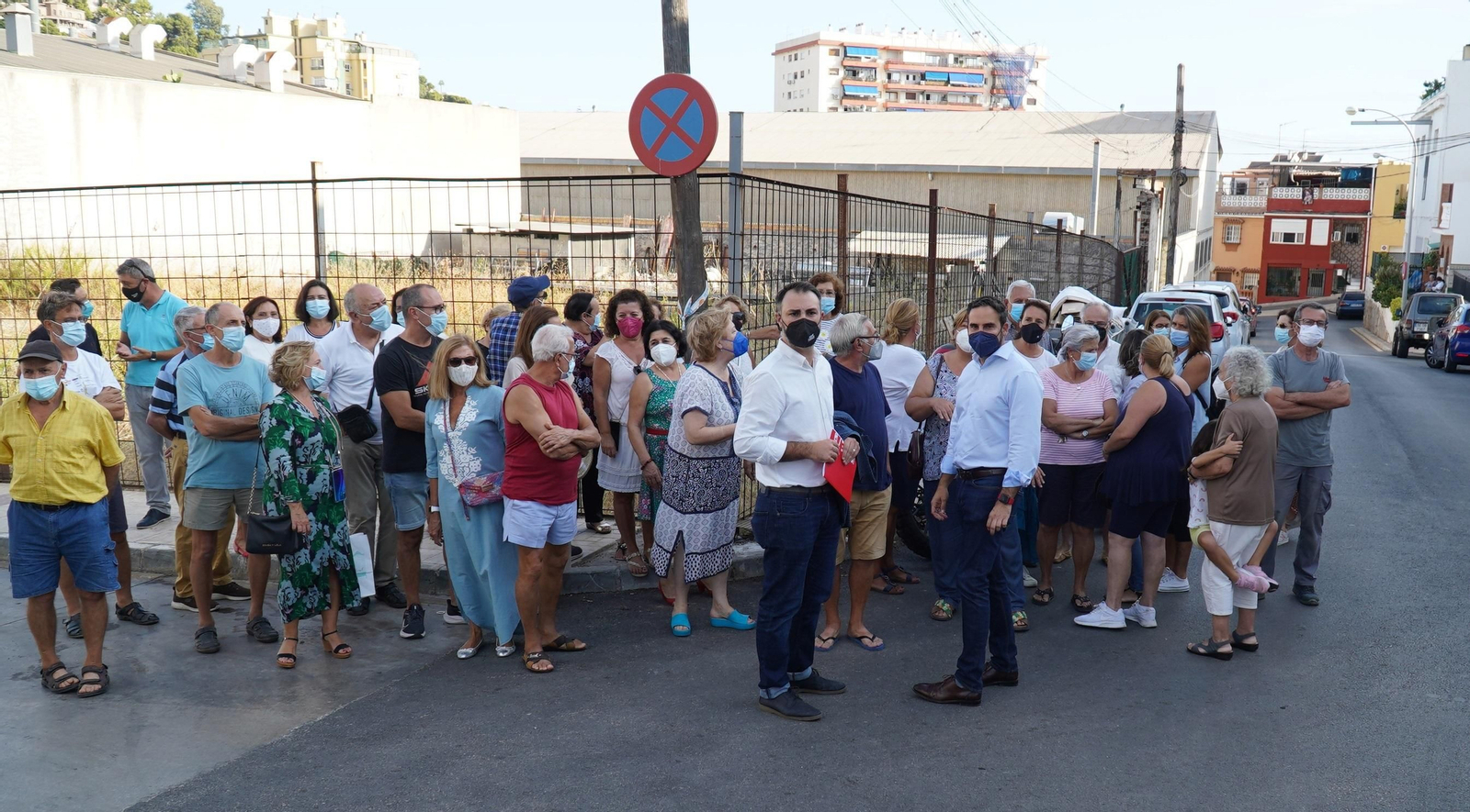 Ediles socialistas con vecinos de La Pelusa, en Málaga capital.