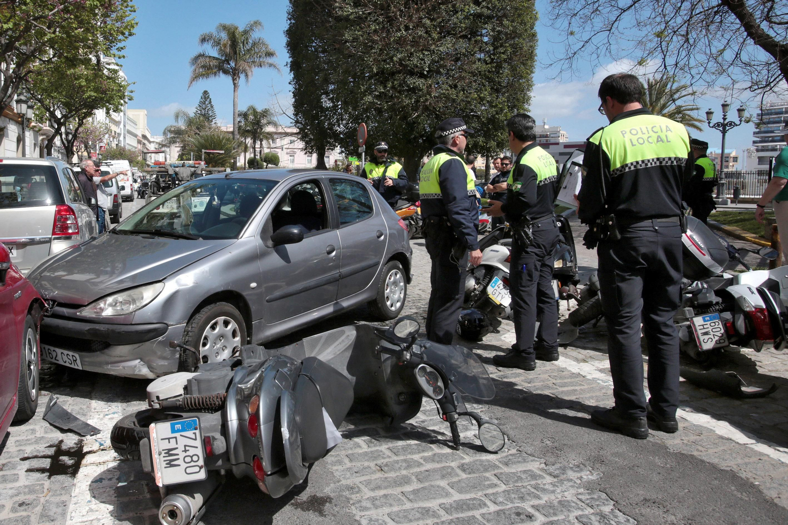 Agentes de la Policía Local intervienen en un accidente de tráfico.