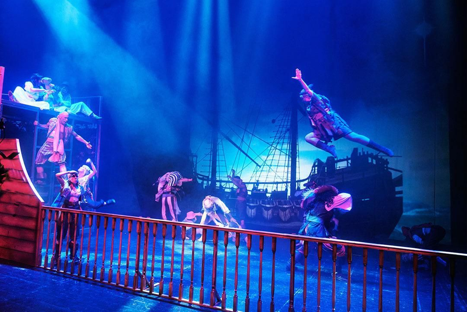 Un instante del musical de Peter Pan. Un instante del musical de Peter Pan.