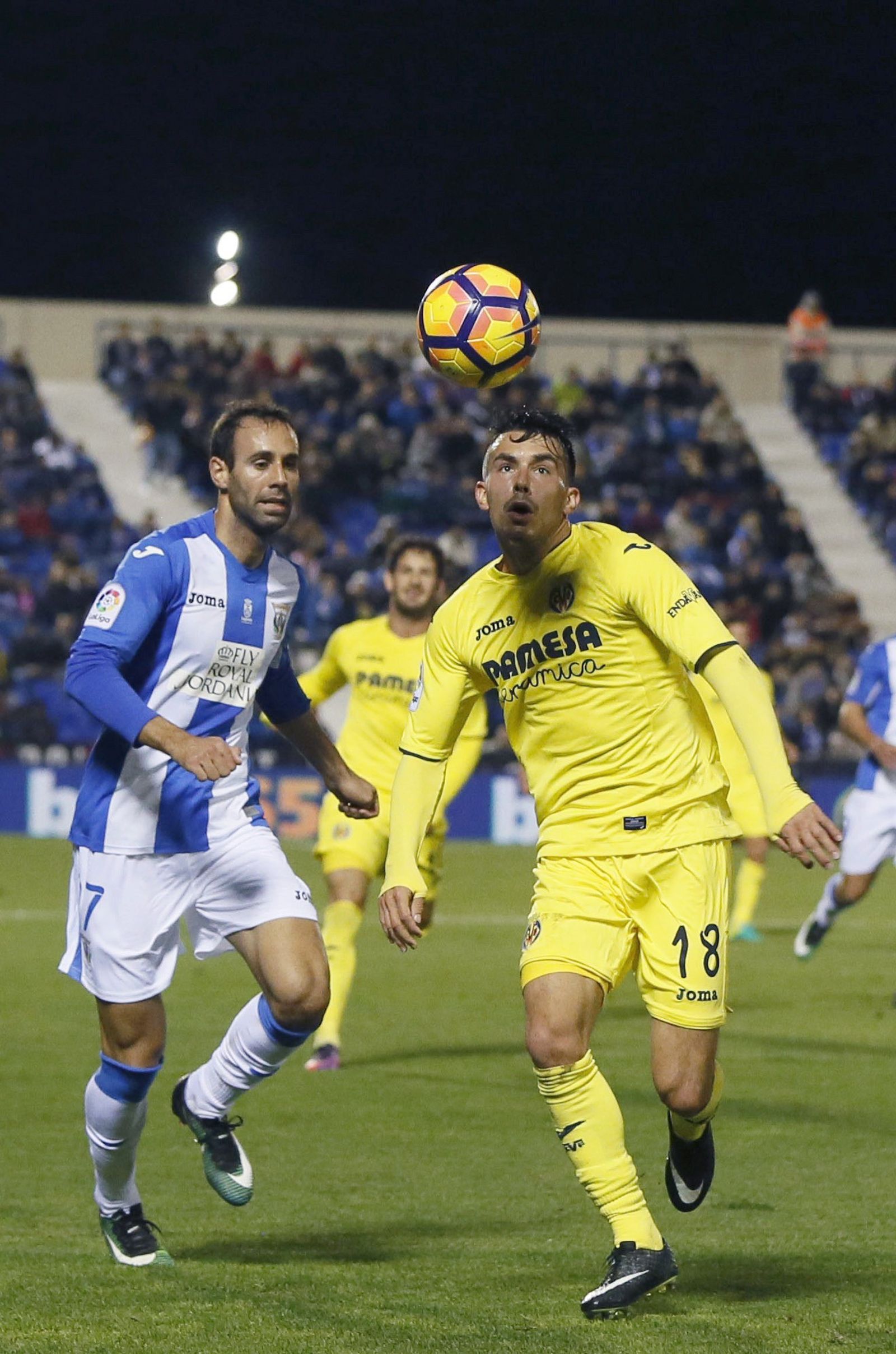 Sansone intenta llevarse un balón.