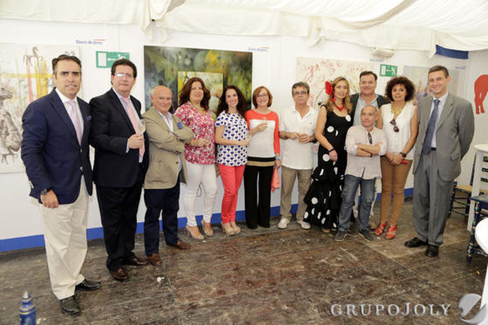 Artistas que han participado en la muestra dedicada a Vicente Vela en la caseta, con algunos familiares y amigos, Bernardo Palomo; el gerente de Diario de Jerez, Miguel Berraquero, y el director, Rafael Navas.

Foto: Manuel Aranda