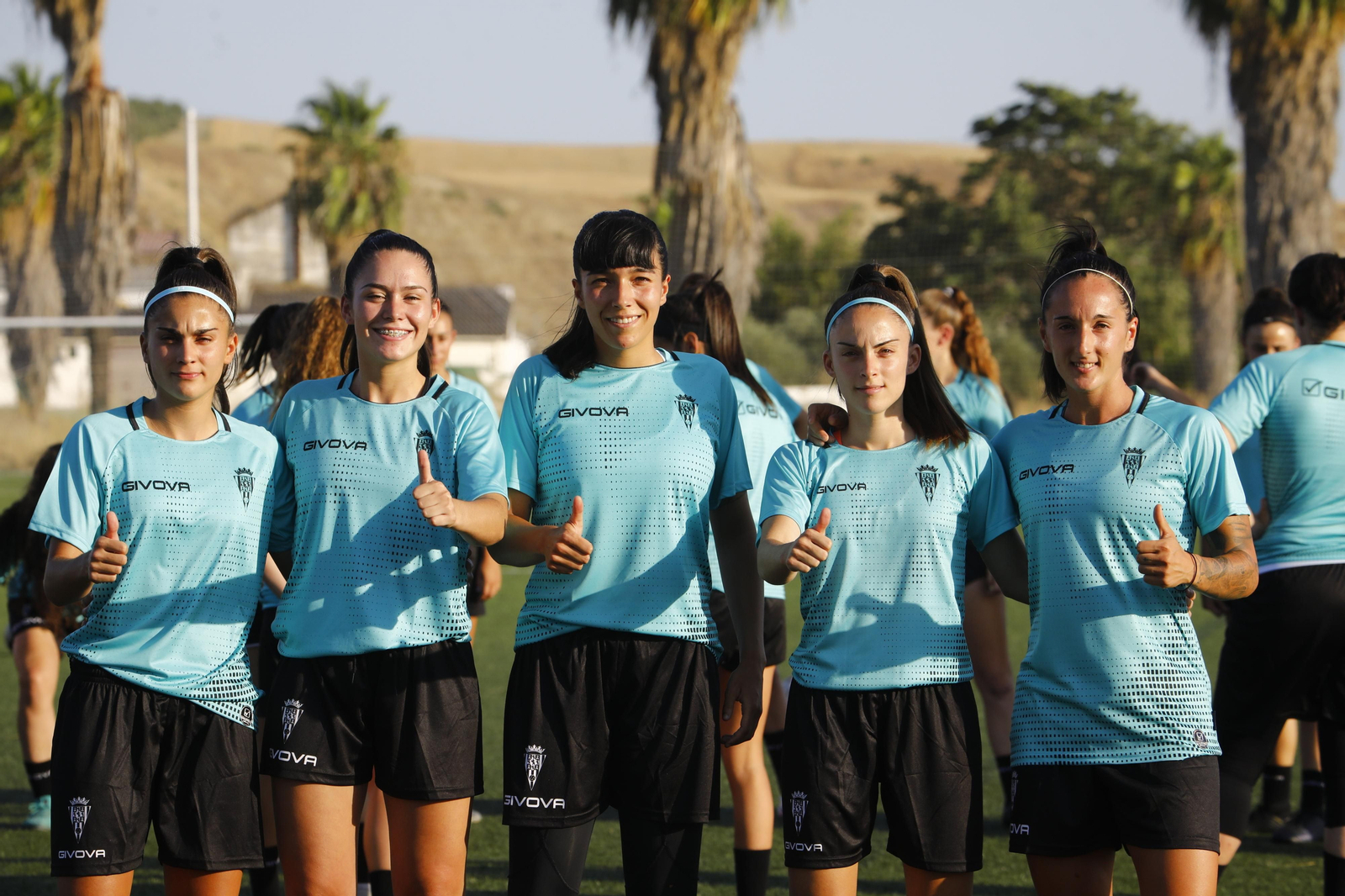 Los cinco fichajes del Córdoba Femenino posan antes de la sesión de entrenamiento. Los cinco fichajes del Córdoba Femenino posan antes de la sesión de entrenamiento.