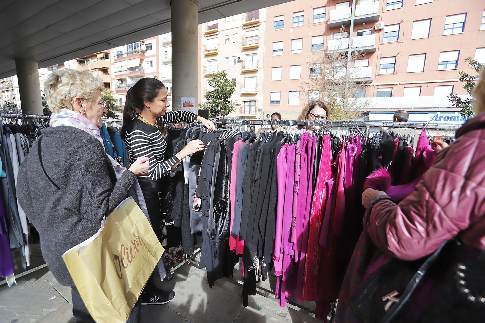 Imágenes del ambiente en el zoco del Mercado del Carmen