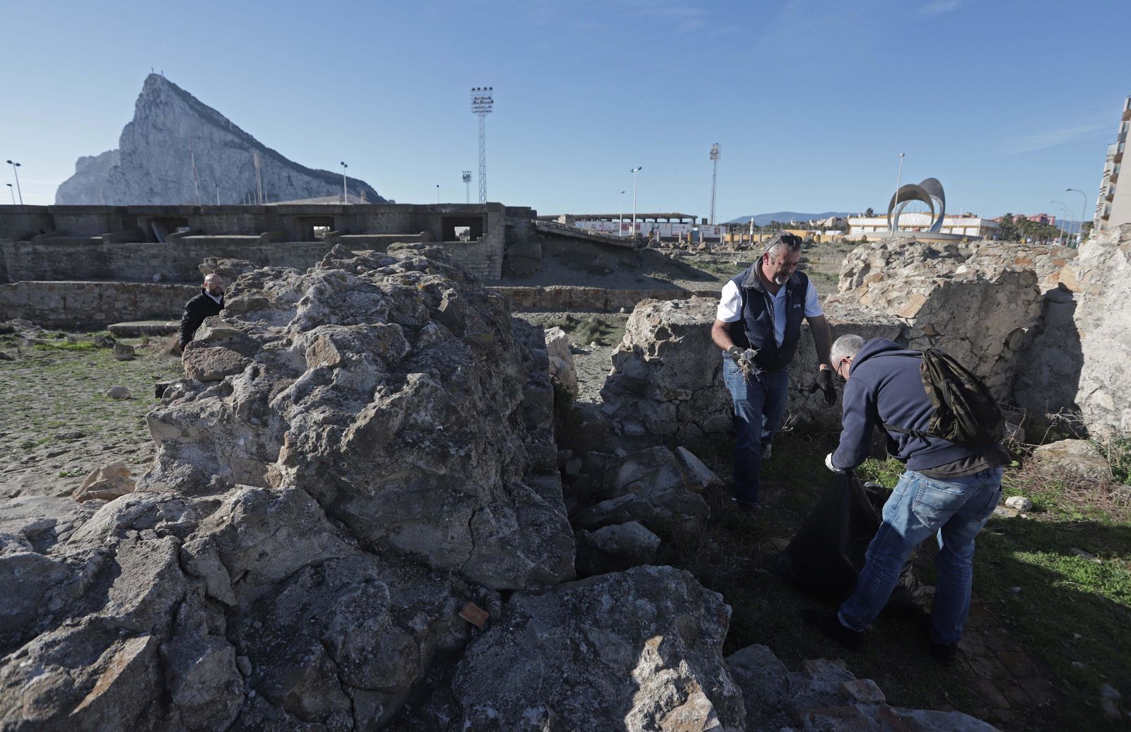 Limpieza del Fuerte Santa Bárbara de La Línea
