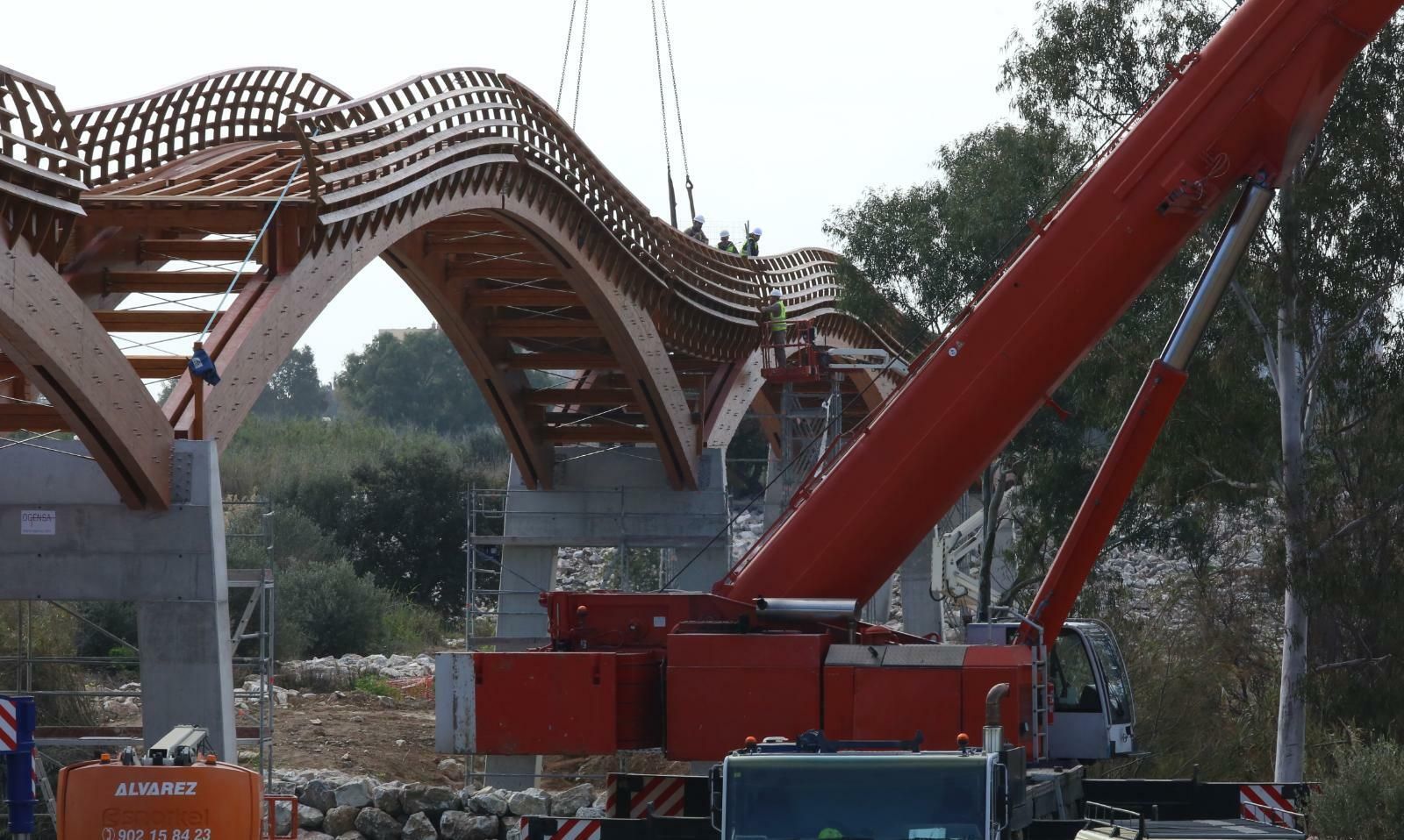 La recta final de la instalación de la pasarela del Guadalhorce, en fotos