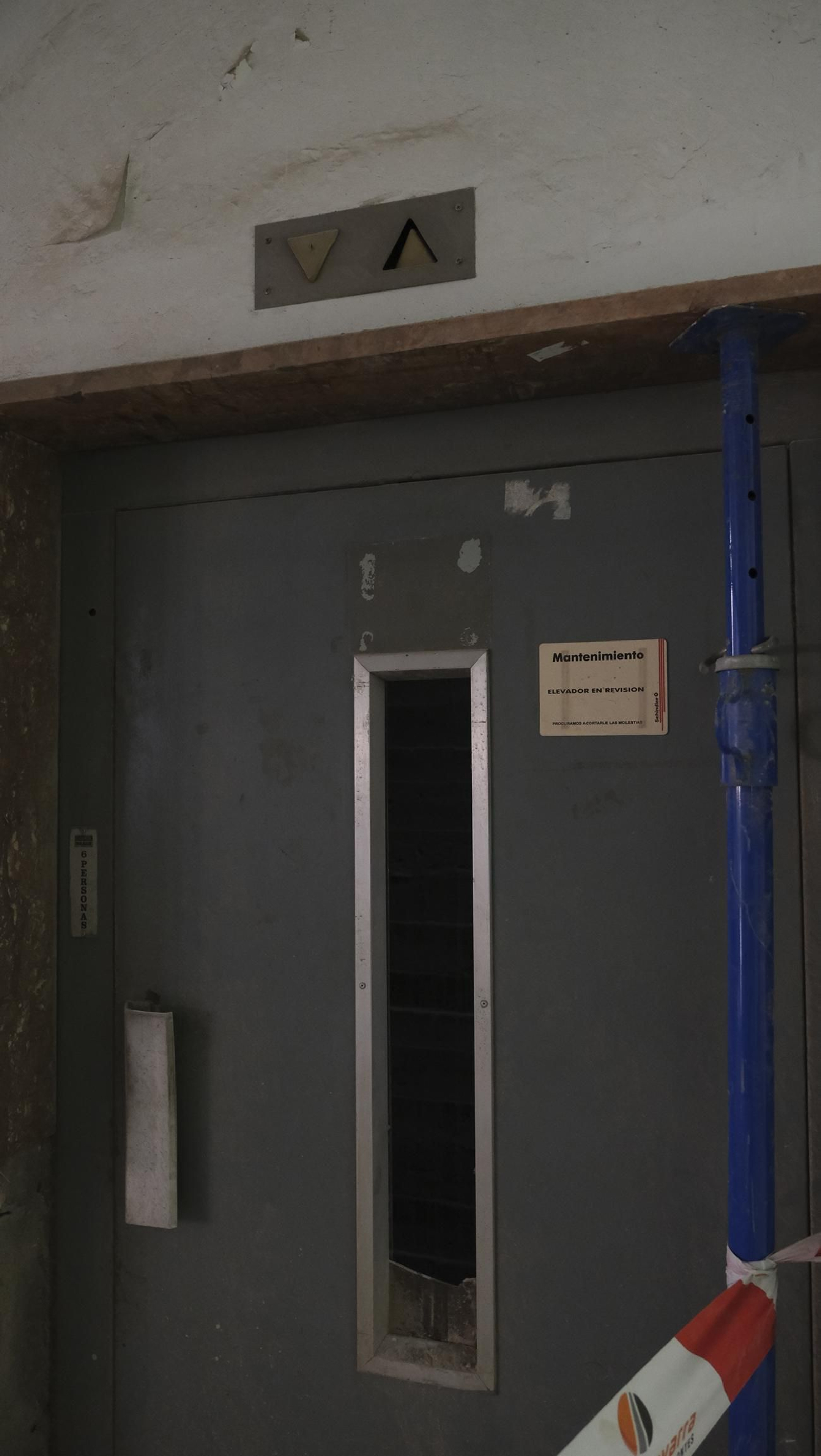 Las mejores imágenes del derribo de la oficina central de Correos en Almería