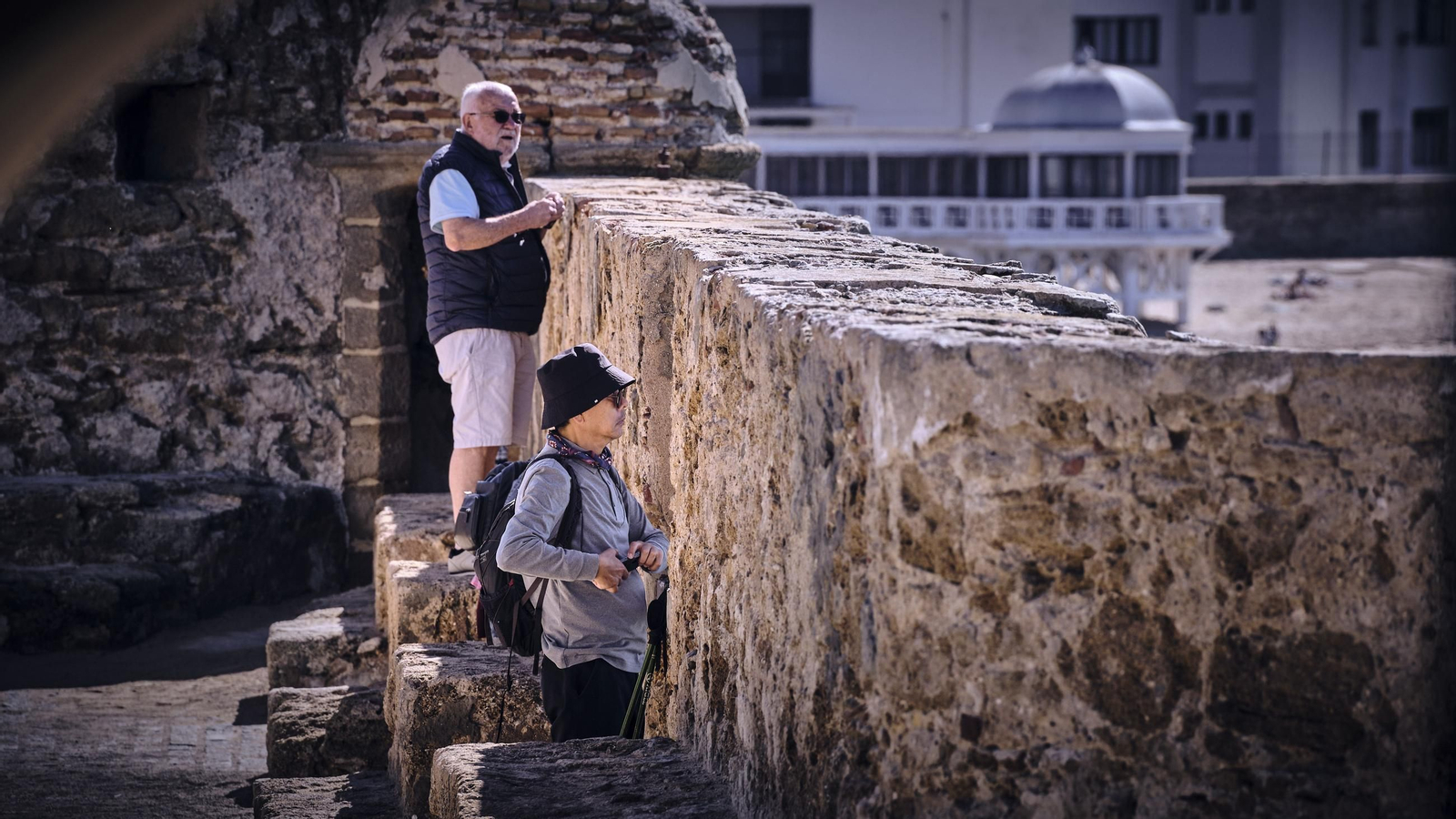 Varios visitantes en el castillo de San Sebastián.