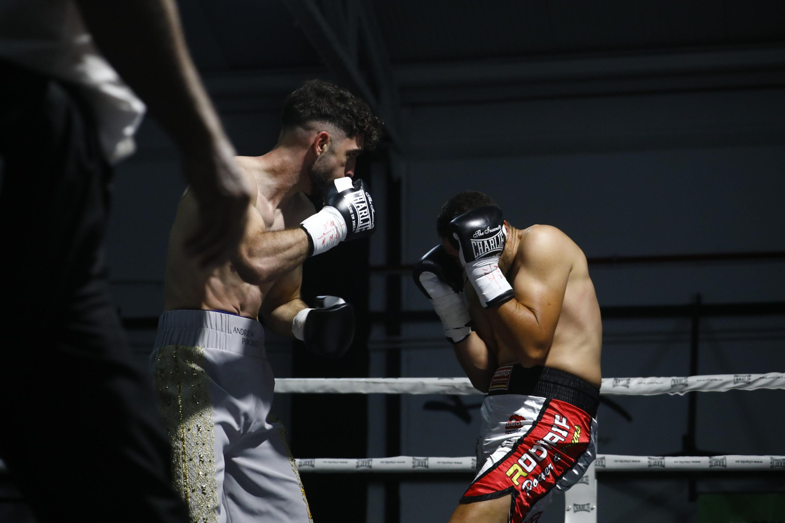 La victoria de El Cazador Jr sobre Mathieu Gomes en Córdoba, en imágenes