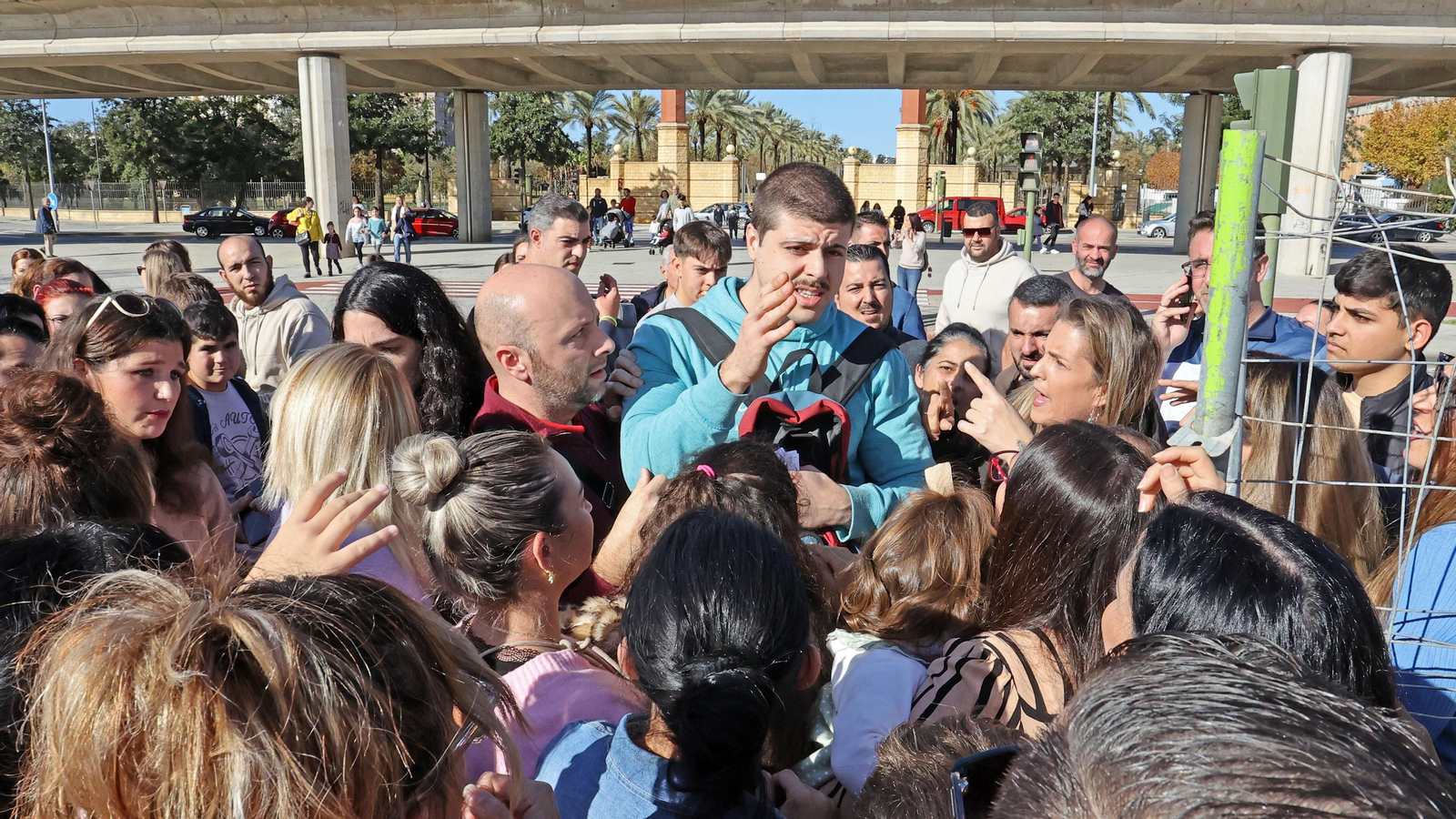 El parque de atracciones de Navidad junto a la Feria volvió a llenarse este sábado El parque de atracciones de Navidad junto a la Feria volvió a llenarse este sábado