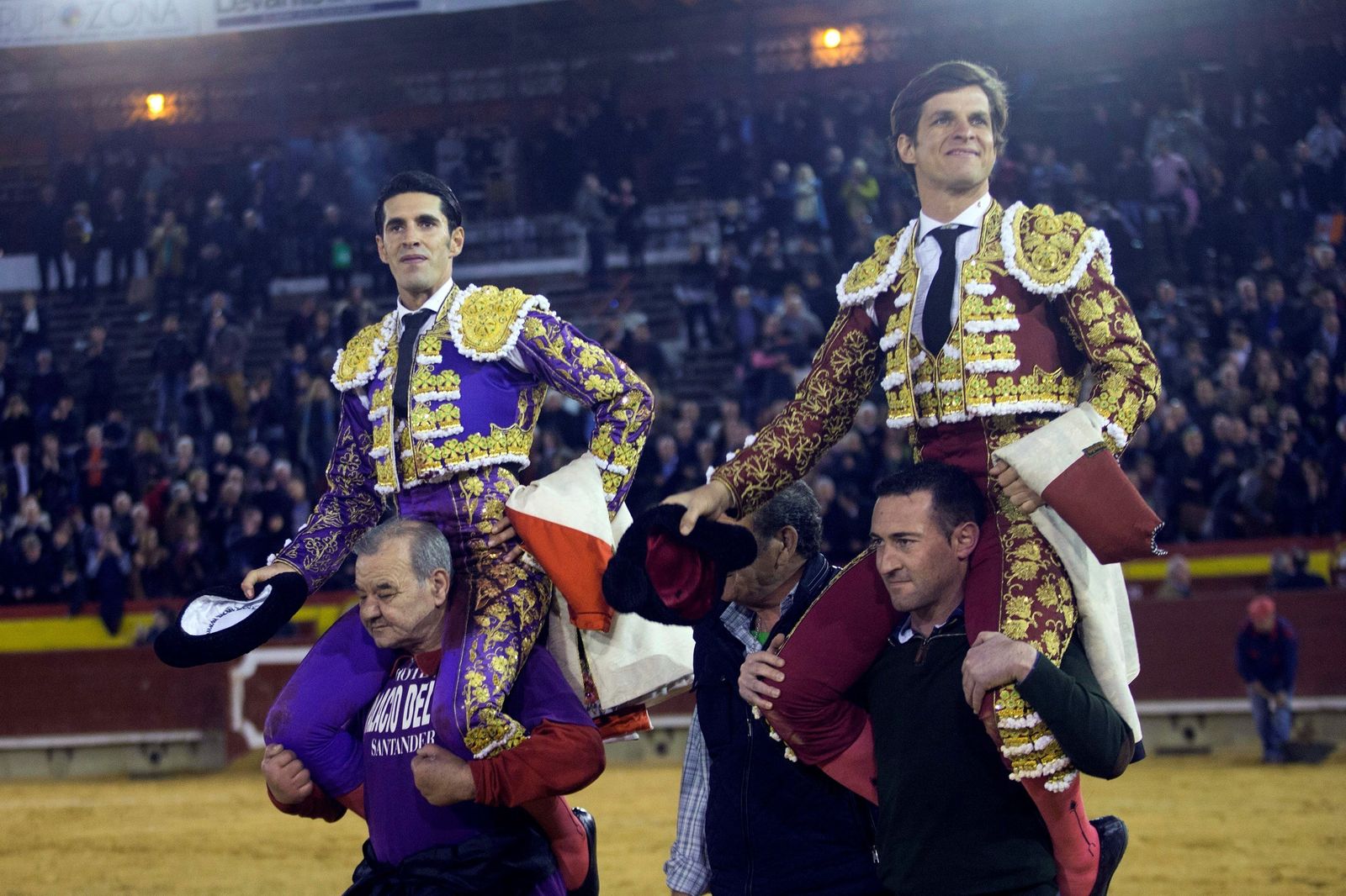 Alejandro Talavante y El Juli, en su salida a hombros de la plaza de toros de Castellón.