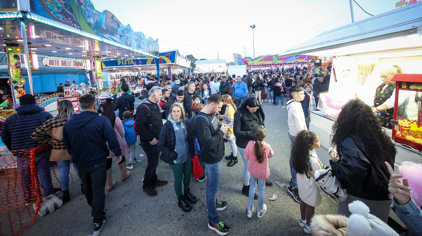 Lleno absoluto en el parque de atracciones de Jerez