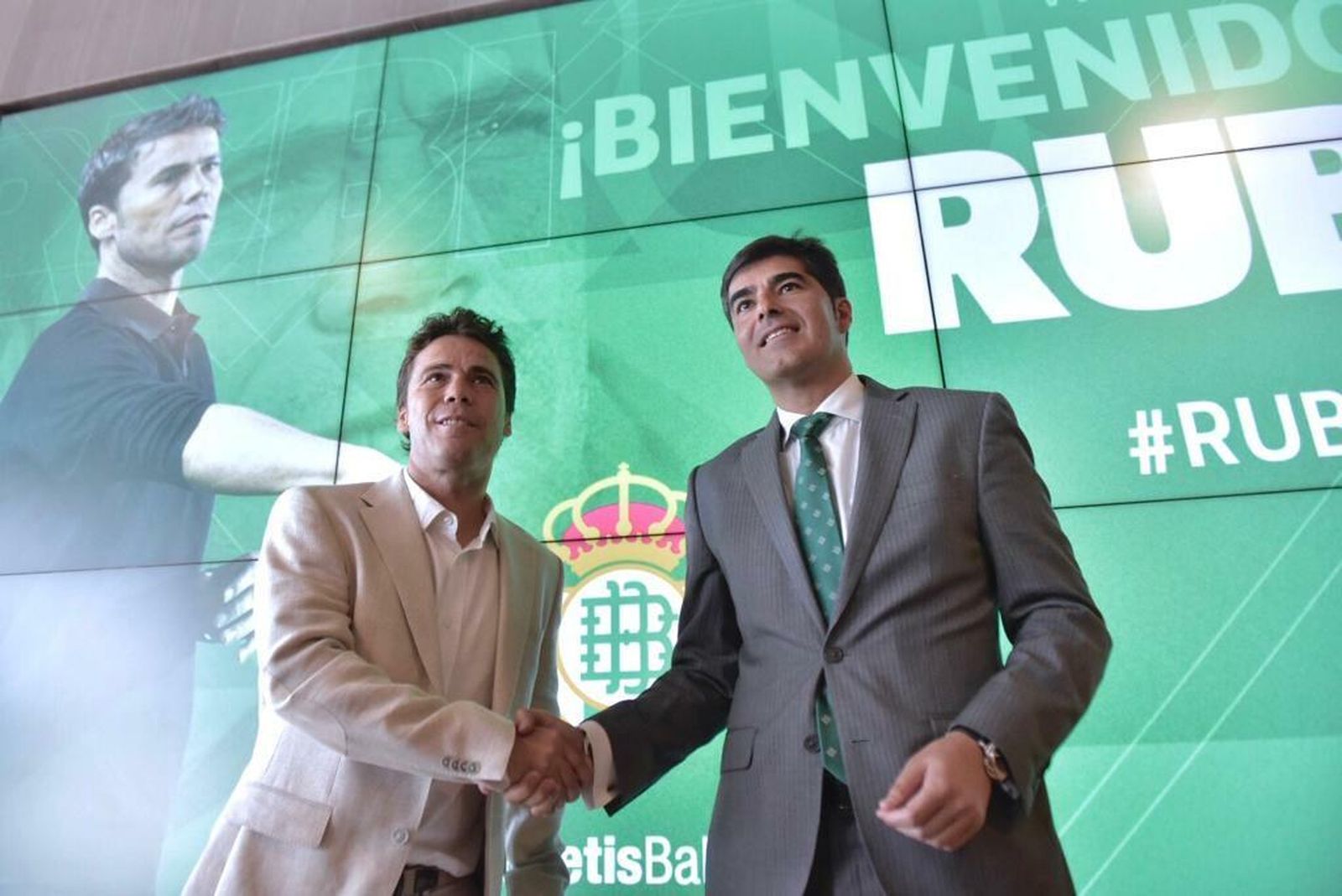 Rubi estrecha la mano de Ángel Haro.