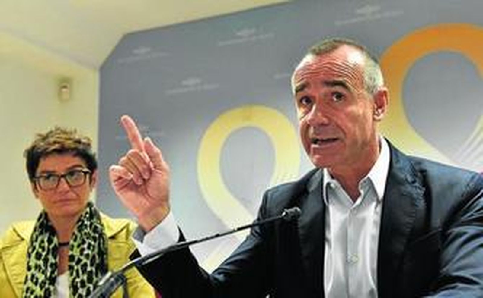 El socialista Antonio Muñoz, delegado de Hábitat Urbano, en la rueda de prensa junto a Susana Ibáñez, coordinadora del área.