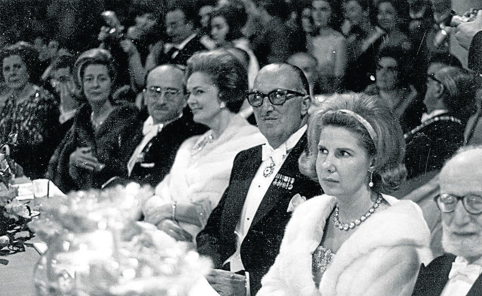 La Duquesa de Alba, de maestra de ceremonias en los bailes de las debutantes en la Casa de Pilatos.