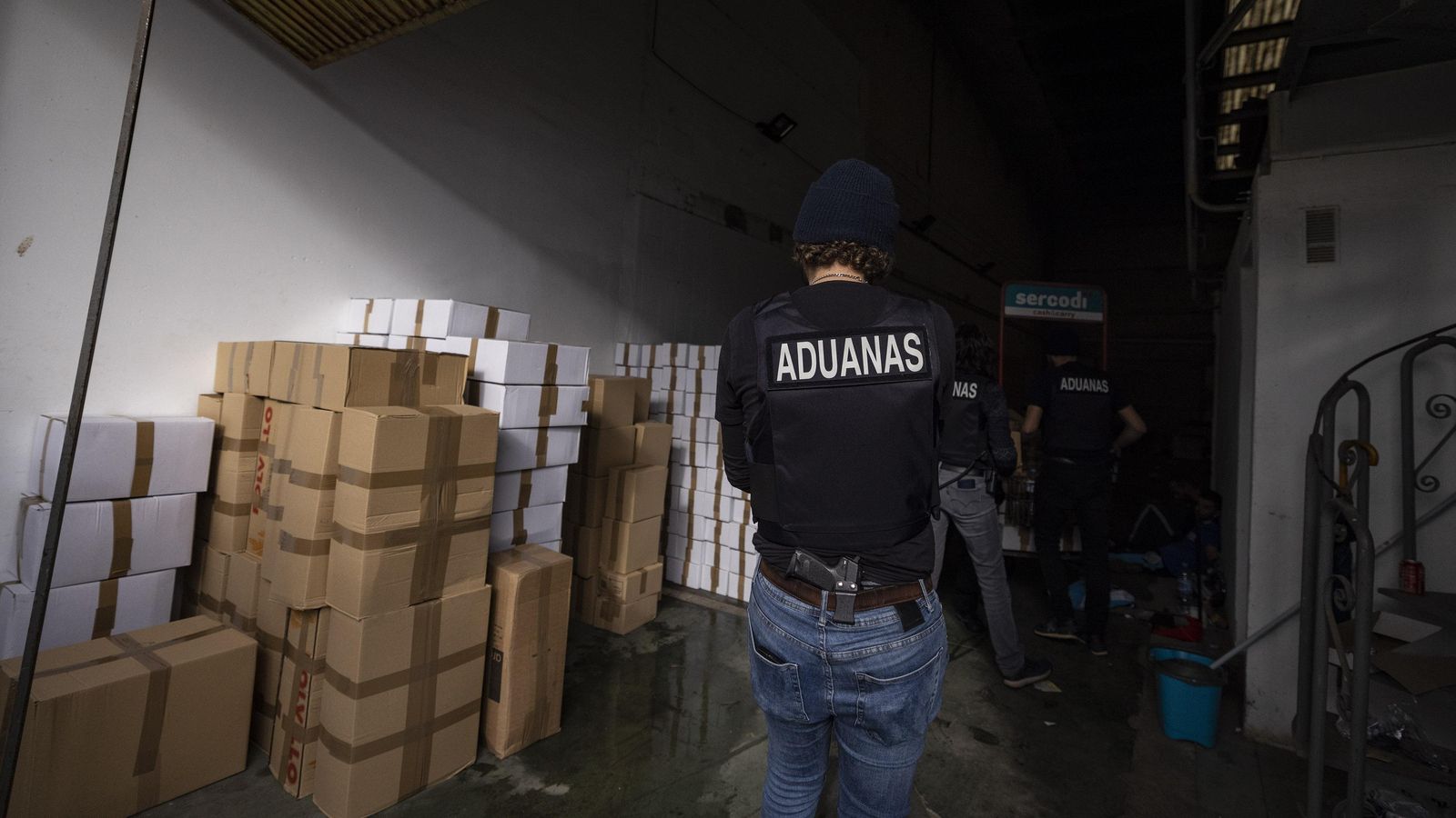 Agentes de Vigilancia Aduanera, con el tabaco aprehendido.