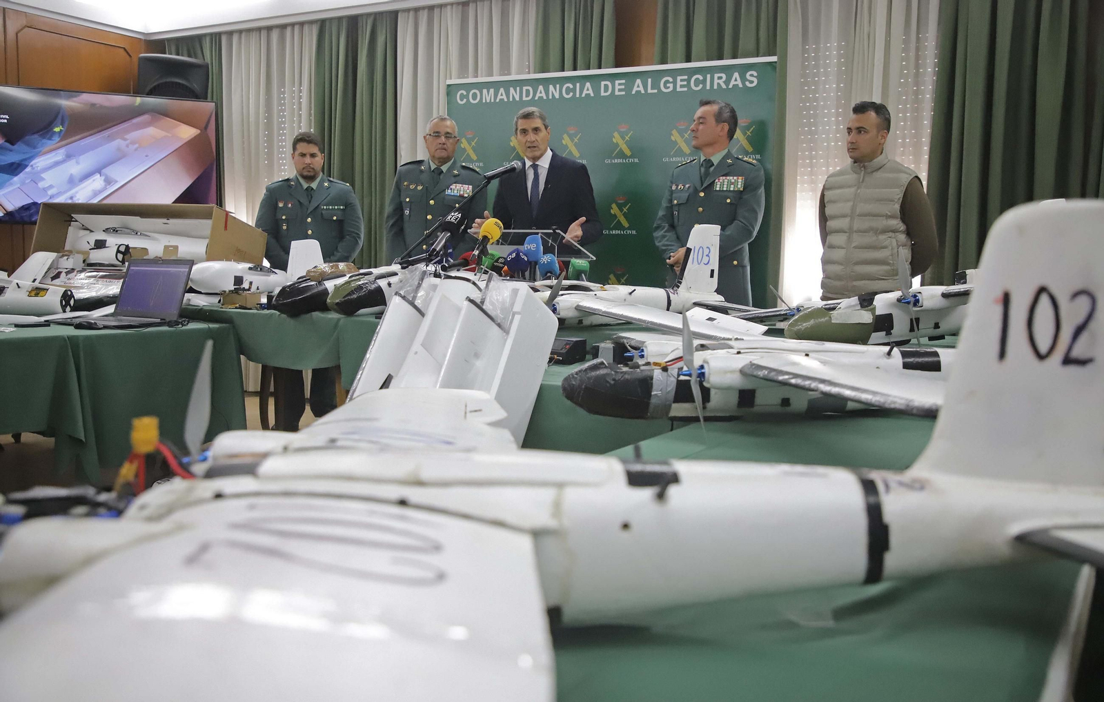 Fotos de los drones de largo alcance para introducir hachís en España desde Marruecos incautados por la Guardia Civil en Algeciras