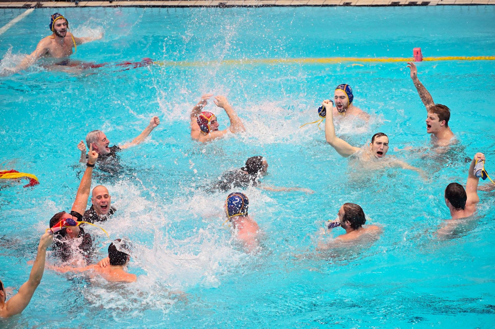 Los jugadores de la selección española celebran el triunfo.